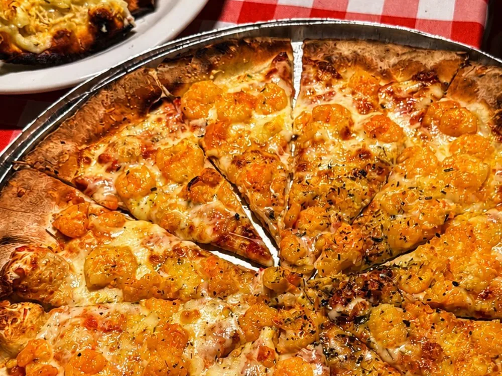 Pizza da Monte Bello servida em bandeja