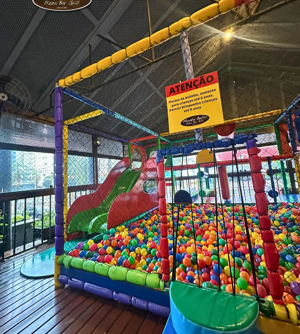 Piscina de bolinhas do Espaço Kids, com o aviso de uso para as crianças