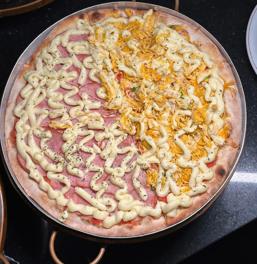 Pizza de dois sabores servida em bandeja