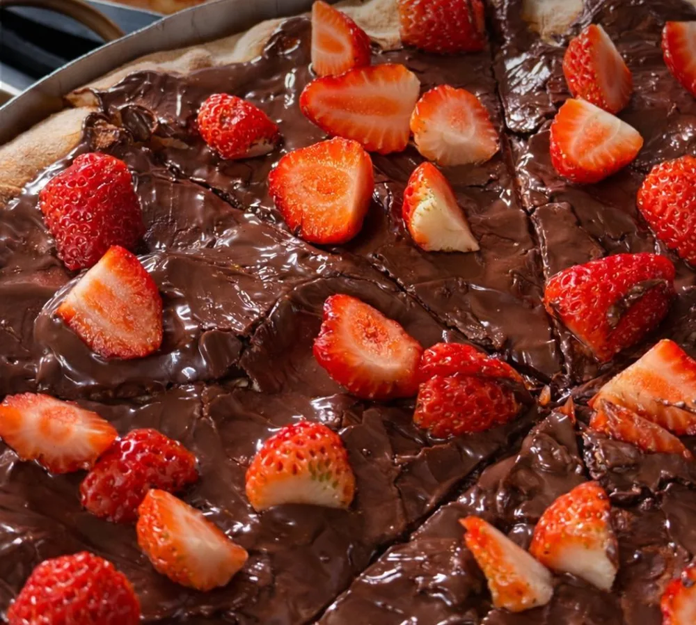 Pizza doce com chocolate e morangos