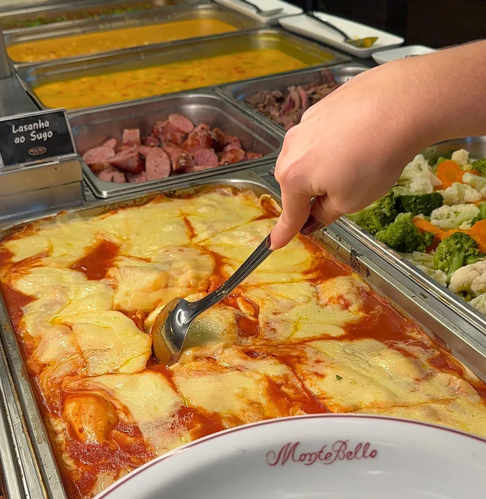 Cuba do buffet sendo servida com concha