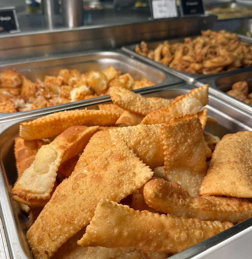 Salgados fritos em uma cuba do buffet