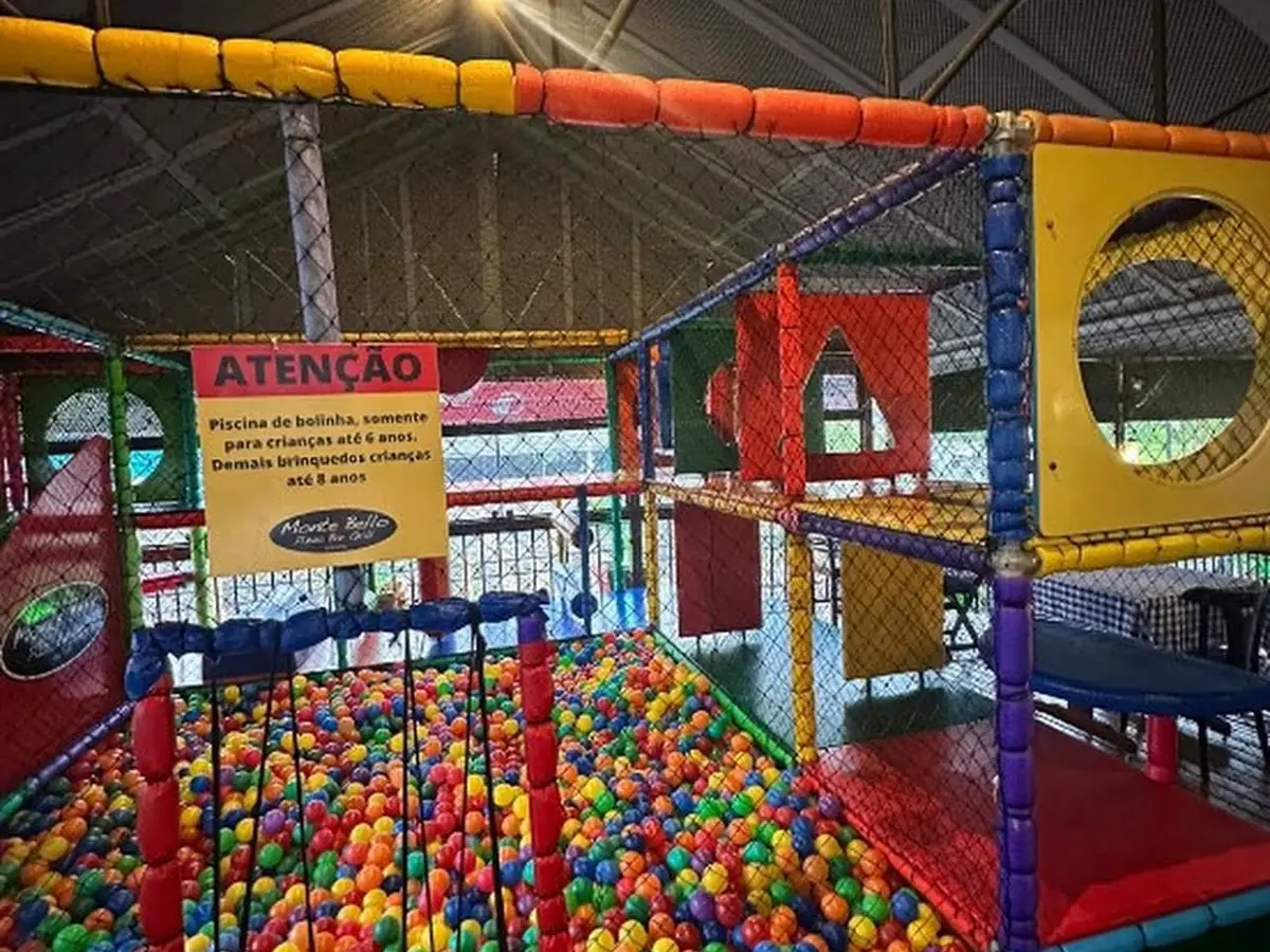 Piscina de bolinhas e brinquedos do Espaço Kids da Monte Bello, com o aviso de idade para as crianças