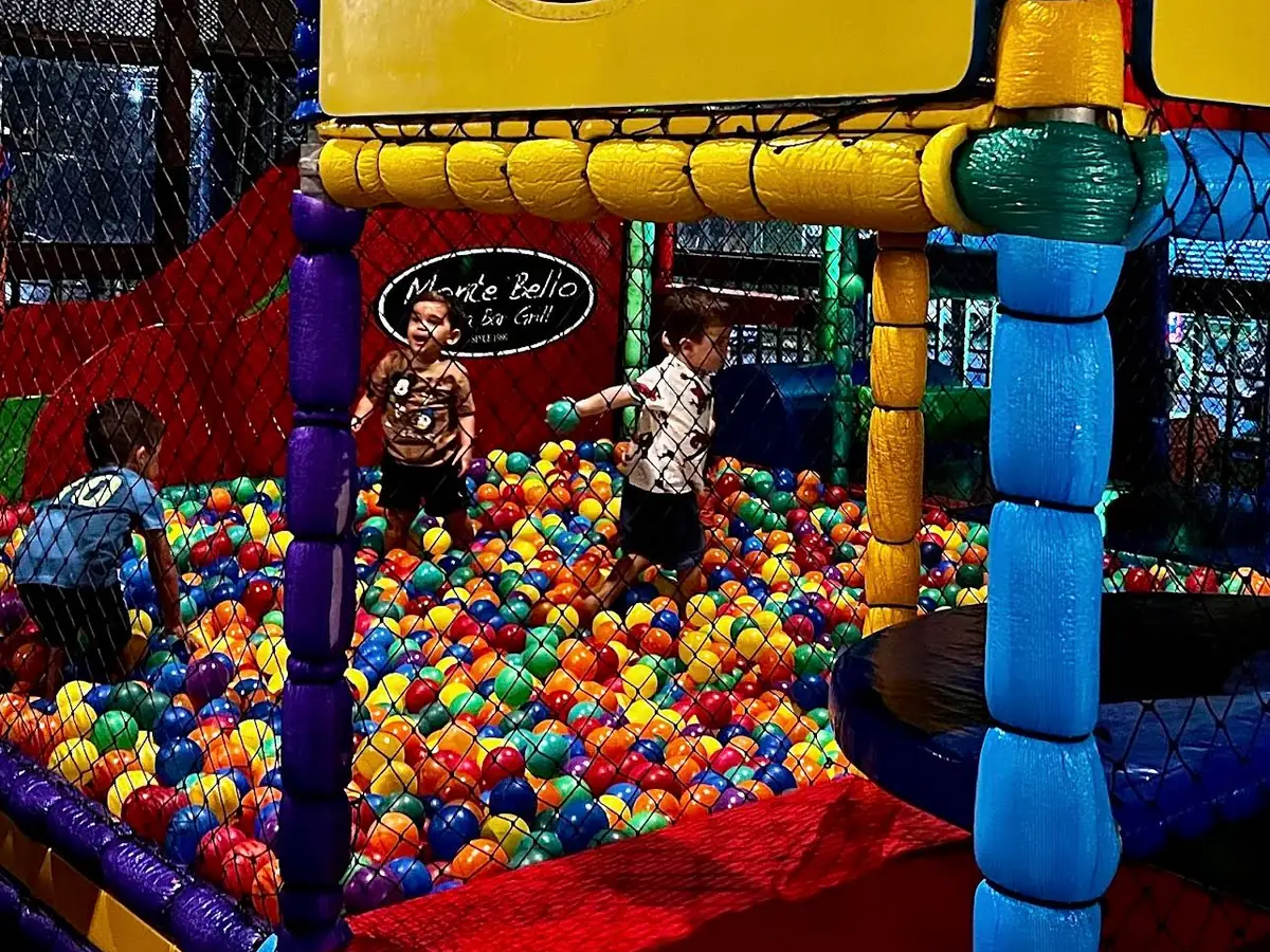 Crianças brincando na piscina de bolinhas do Espaço Kids