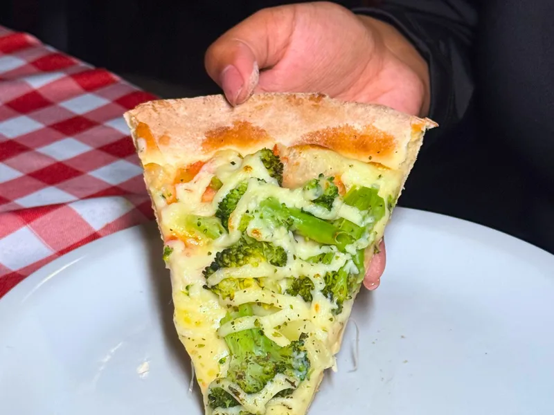 Fatia de pizza servida à mesa